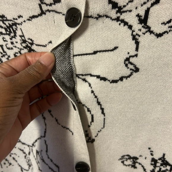 Tahiri Women’s Cream Floral Crewneck Sweater with Black Print with pilling - Picture 8 of 9